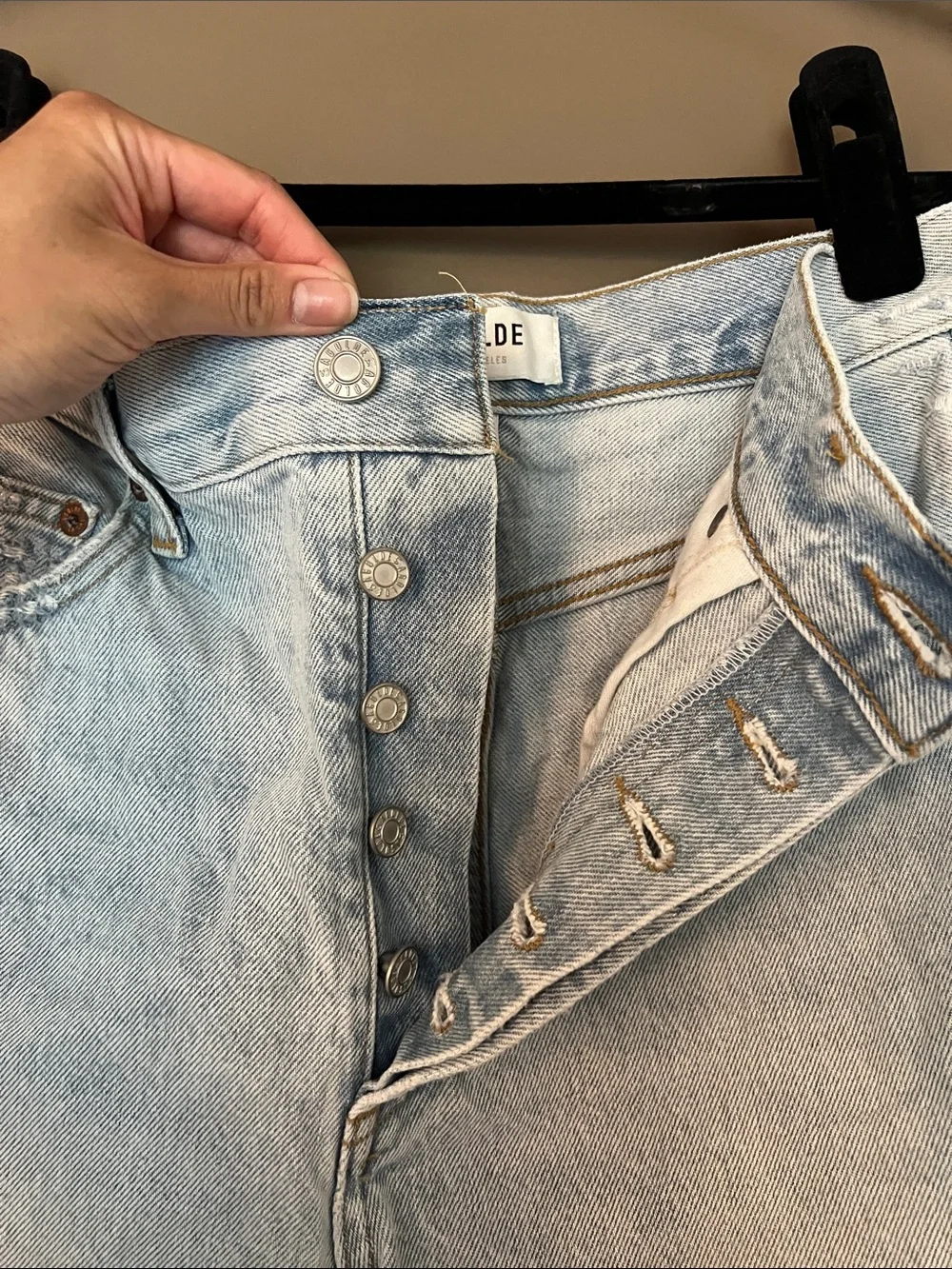 AGOLDE Dee Cotton Denim Cutoff Shorts in Jinx - Size 27 - Picture 5 of 13